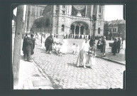 Procession religieuse devant l'église Notre-Dame du Sacré-Coeur