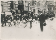 Clique de la jeune garde défilant devant l'hôtel de ville