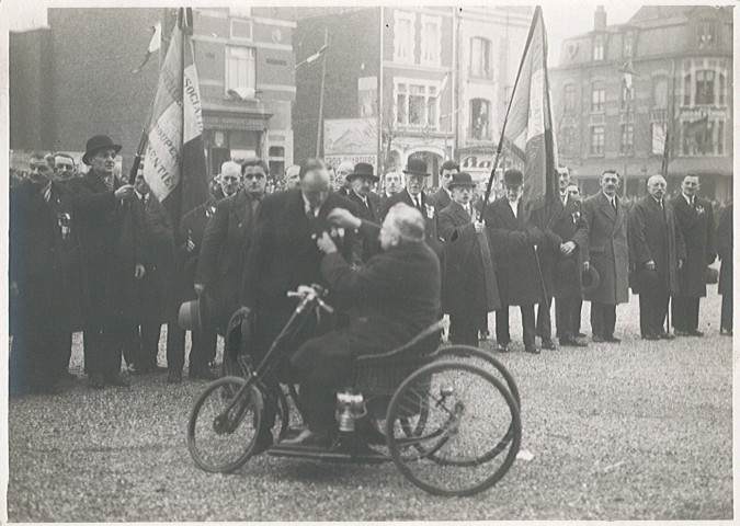 Remise de médaille à un ancien combattant en présence des associations patriotiques lors d'une commémoration au centre-ville