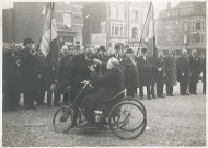 Remise de médaille à un ancien combattant en présence des associations patriotiques lors d'une commémoration au centre-ville