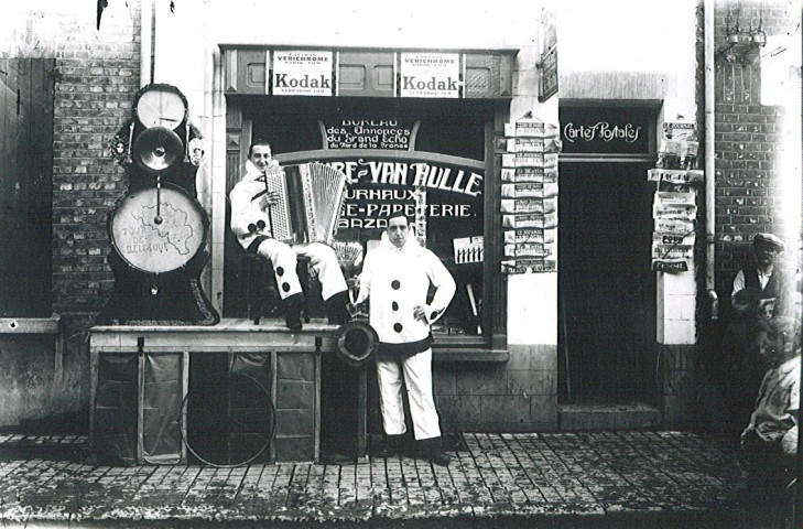 Hommes déguisés en pierrots devant la librairie papeterie Lefebvre-Van Hulle