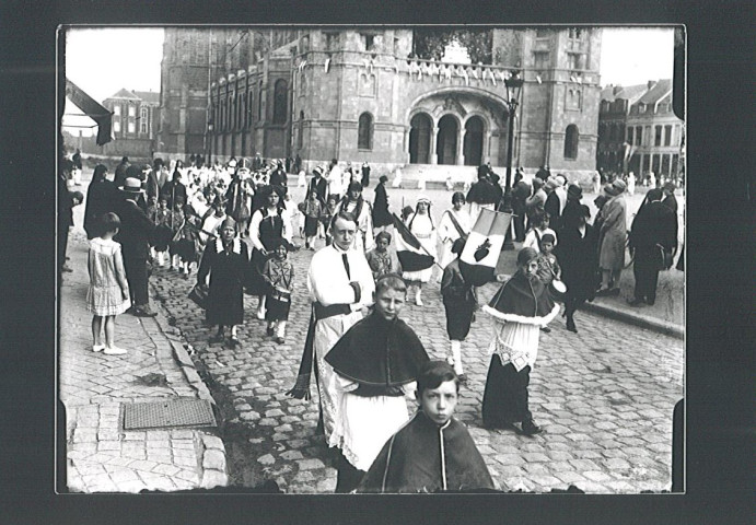 Procession religieuse devant l'église Notre-Dame du Sacré-Coeur