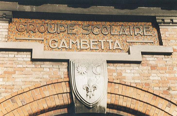 Blason d'Armentières sur l'entrée de l'école Gambetta