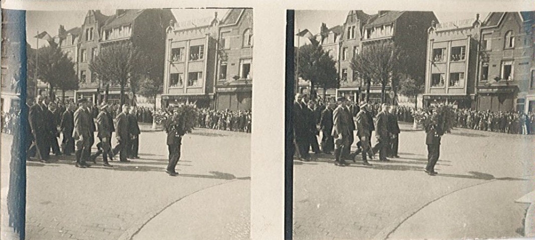 Georges Vankemmel entourés de personnalités civiles et militaires devant le monument aux morts