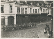 Soldats britanniques se rendant sur la ligne de front