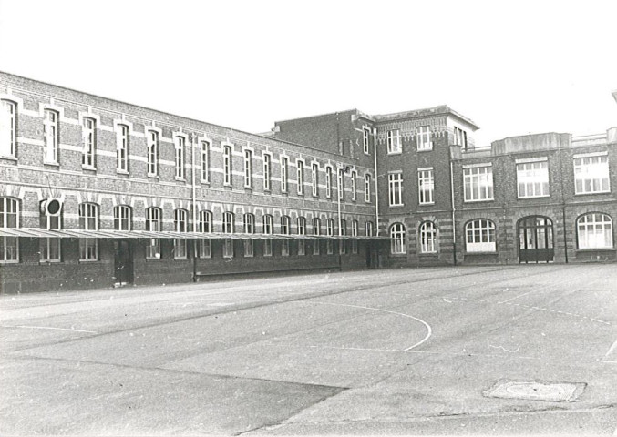 Cour du collège de jeunes filles