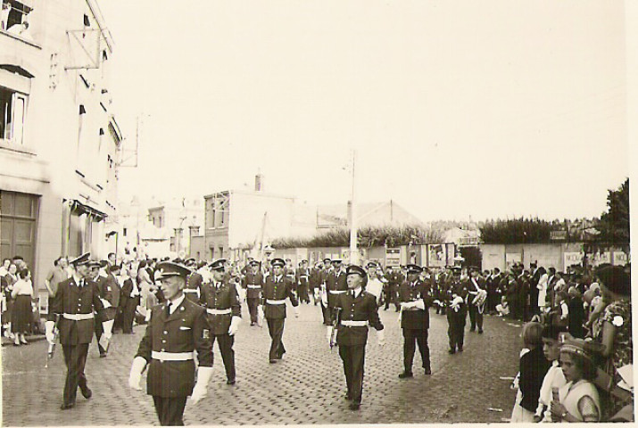 Défilé de sociétés musicales rue Jean Jaurès pour la fête des Nieulles