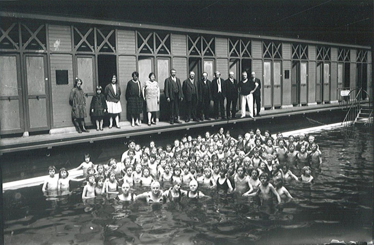 Enfants dans le bassin de la piscine municipale