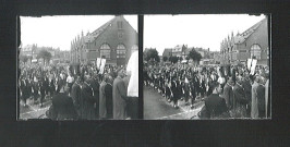 Groupe de scouts et foule pour l'inauguration de l'église Saint-Vaast