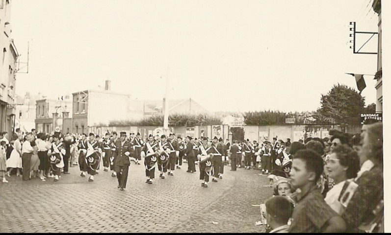 Défilé de sociétés musicales rue Jean Jaurès pour la fête des Nieulles