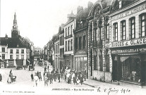 Rue de Dunkerque avec vue sur le commerce Fremaux-Leblan meubles et literies, sièges et glaces