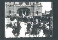 Procession religieuse devant l'église Notre-Dame du Sacré-Coeur