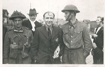 Soldats anglais et l'aviateur écossais réfugié S. Stuart au pont de Nieppe