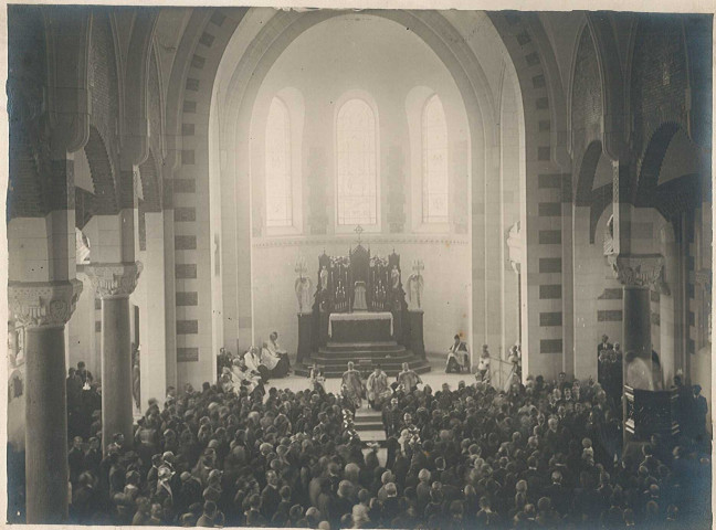 Messe dans une chapelle de l'église Saint-Vaast