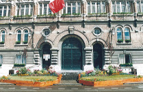 Parterres floraux devant l'hôtel de ville