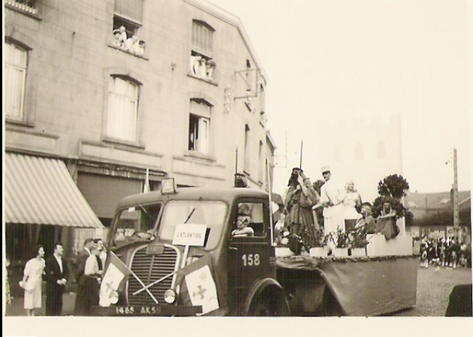 Défilé de char folklorique pour la fête des Nieulles
