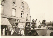 Défilé de char folklorique pour la fête des Nieulles