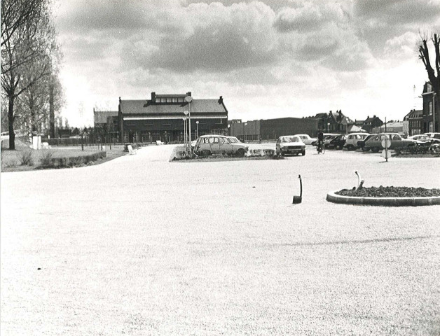 Espaces verts et parkings aménagés sur l'ancien parcours de la Lys quai de la Dérivation au niveau du complexe sportif