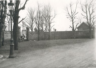 Parvis d'entrée du cimetière communal