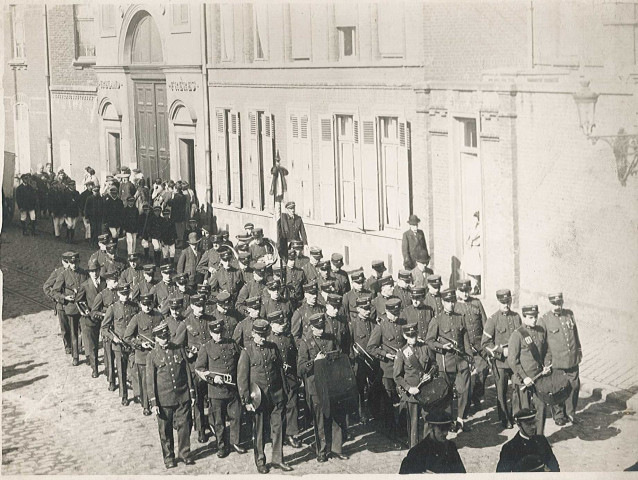 Cortège de funérailles de Théophile Dubreux, chef de la clique de la jeune garde