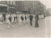 Défilé d'un groupe de gymnastes lors de la remise de la seconde croix de guerre à la ville