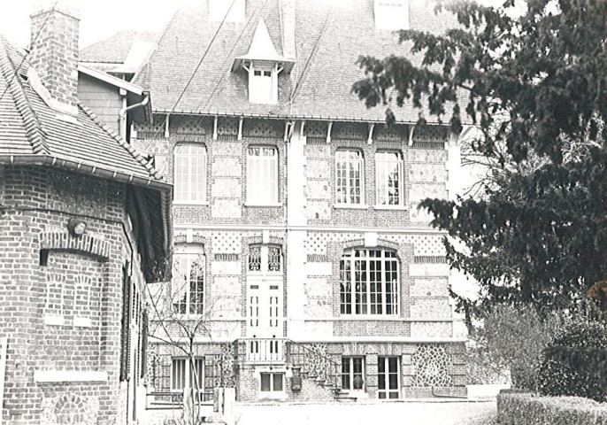 Façade arrière du château des Hellandes