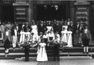 Reine des Nieulles et ses dauphines et personnalités sur le perron de l'hôtel de ville