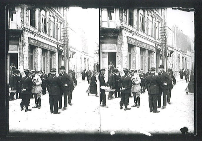 Visite officielle du maréchal Foch pour la remise de la croix de guerre à la ville, discussion devant le bâtiment des postes et télégraphes