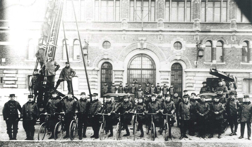 Sapeurs-pompiers posant devant l'hôtel de ville