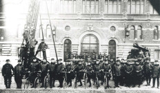 Sapeurs-pompiers posant devant l'hôtel de ville