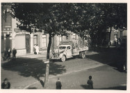 Passage d'un camion allemand rue du faubourg de Dunkerque