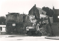 Démolition de la maison Meauxsoone, construite au 18e siècle, atelier de réparation mécanique rue des Tripiers