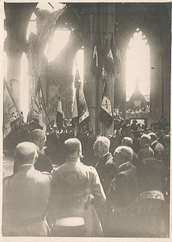 Visite officielle du maréchal Foch pour la remise de la croix de guerre à la ville, cérémonie dans l'église Saint-Vaast en ruines