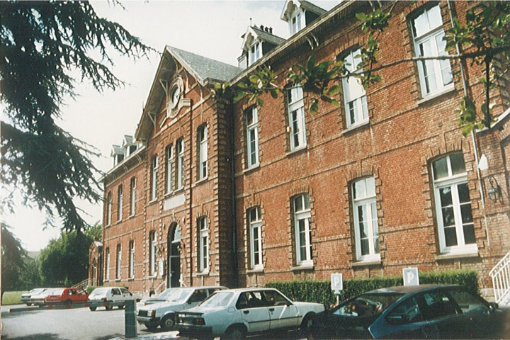 Vue de l'entrée principale du centre hospitalier (CHA)