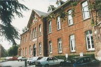 Vue de l'entrée principale du centre hospitalier (CHA)