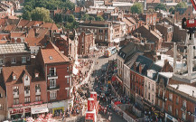 Vue aérienne du peloton franchissant la ligne d'arrivée, tour de France