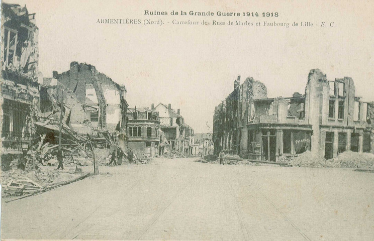 Carrefour des rues Marle et Faubourg de Lille en ruines, pharmacie universelle Florimond Dufour et épicerie Salomé