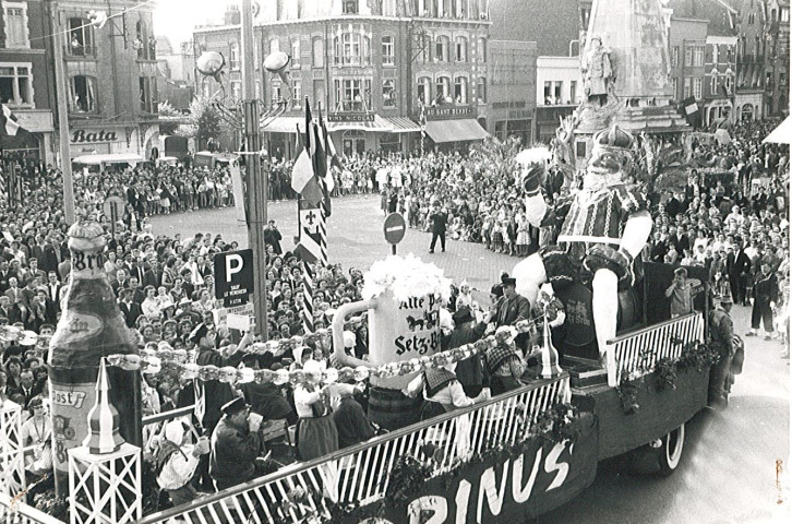 Passage du char du géant Gambrinus lors du défilé folklorique de la fête des Nieulles dans le centre-ville