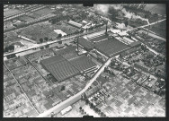 Vue aérienne du quai de la Dérivation, du pont de l'Attargette en construction, de la teinturerie Delobelle et de la ferme Demon
