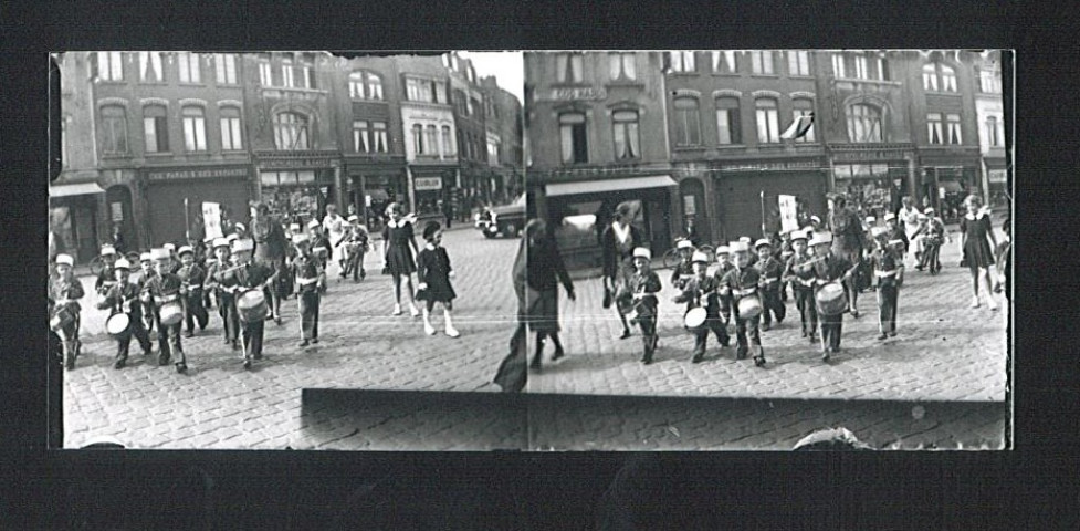 Petits garçons déguisés en musiciens défilant rue de Lille