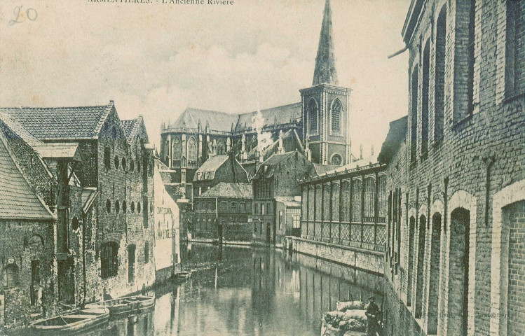 Lys derrière les halles et l'église Saint-Vaast