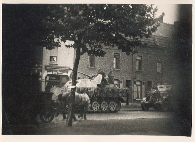 Passage de camions allemands rue du faubourg de Dunkerque