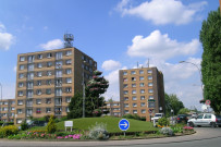 Rond-point des combattants d'Indochine et vue sur les immeubles de la résidence Robert Schuman