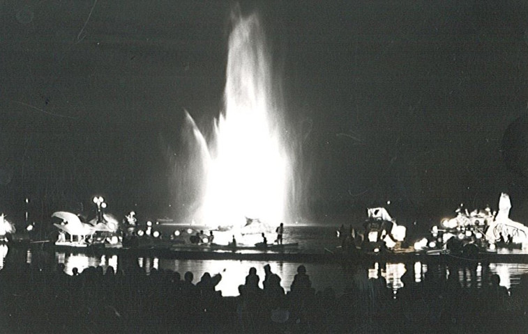 Feu d'artifice pendant la fête de l'eau à la base des Prés du Hem