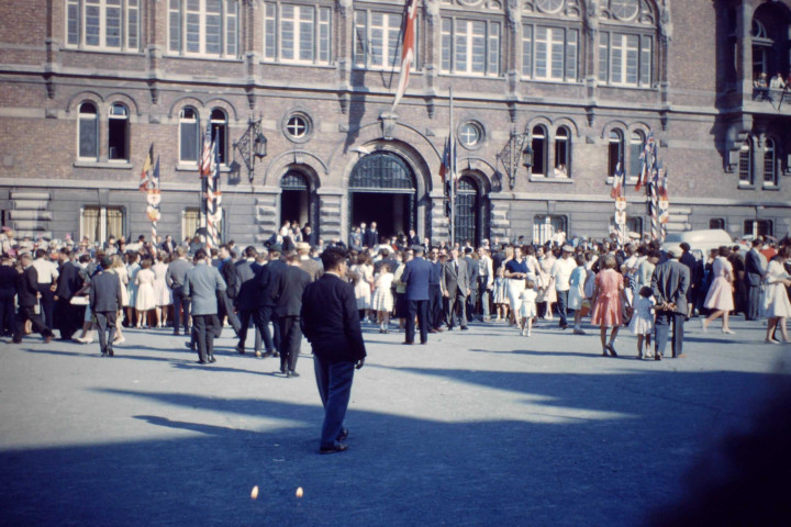 Passage du cortège de la fête des Nieulles devant l'hôtel de ville