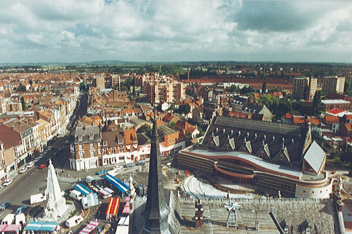 Vue aérienne du centre-ville et de la rue de Dunkerque un jour de marché