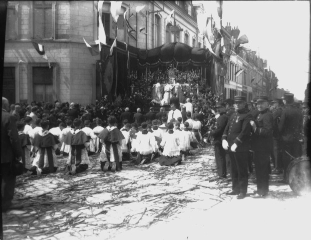 Procession rue Sadi Carnot