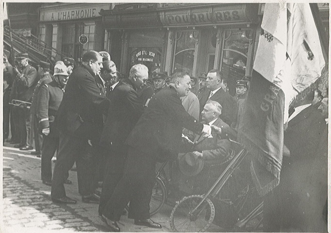 Edmond Debruyne et Florimond Dufour saluant des anciens combattants lors d'une commémoration au centre-ville