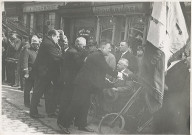 Edmond Debruyne et Florimond Dufour saluant des anciens combattants lors d'une commémoration au centre-ville