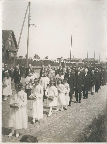 Procession religieuse rue Marle à La Chapelle d'Armentières